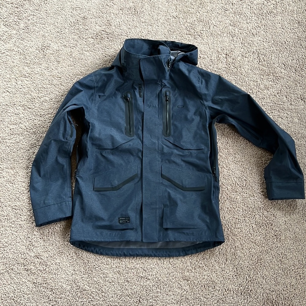 New Lightweight Oakley ski jacket - medium